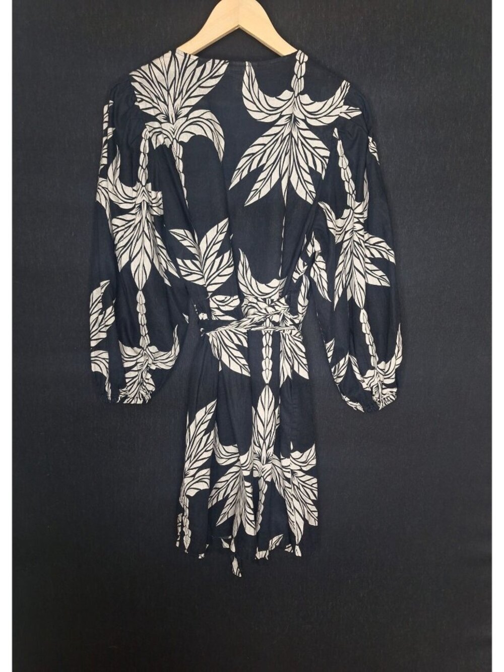 💙 H&M Linen Cotton Wrap Dress Size M Black Cream Tropical Leaf Print Long Sleev - Picture 7 of 8